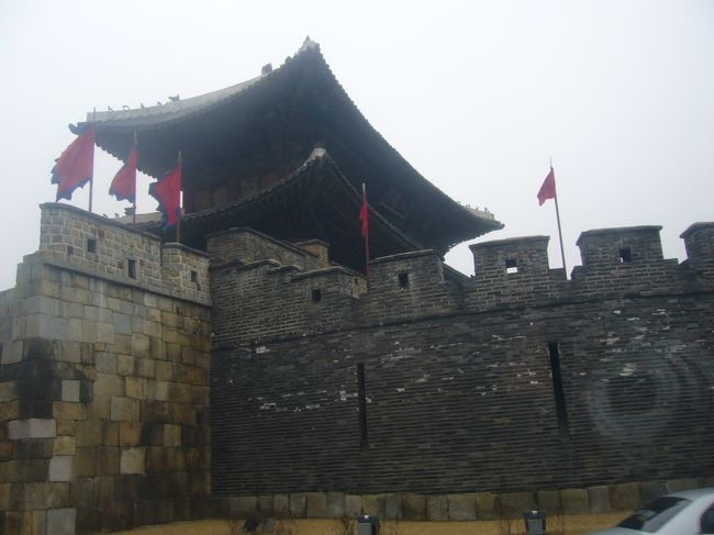 バスから華城っぽいのを<br /><br /><br /><br /><br />結局、華城行宮のみで華城には行けなかった。<br />自分で調べた方が色々まわれるな。。。。。