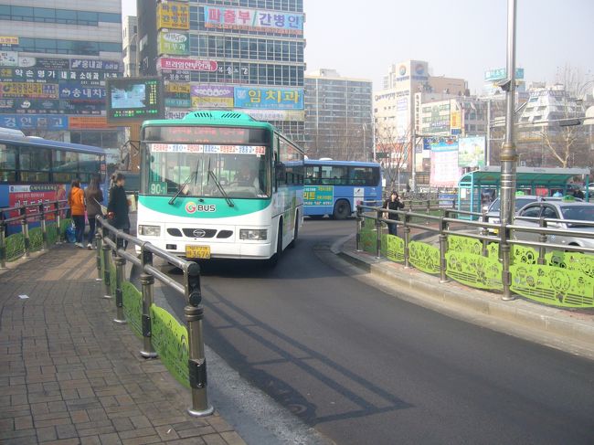 電車とバスを乗り継いで