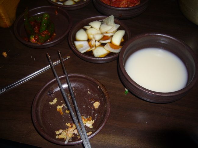 その後友達の姉+母とご飯を食べた<br /><br /><br />チヂミとマッコリ<br /><br /><br />初マッコリだったけど、甘くておいしかった