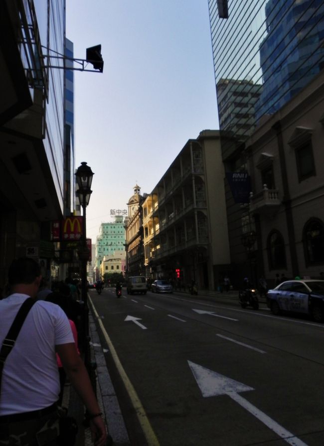 Ｙａｏｈａｎ上まであがって降りてきた<br /><br />きれいで品ぞろい豊富<br /><br />でもなんも買わへんかった<br /><br />あのあたり海風感じられて気持ちよしです。<br /><br />っで、また新馬路