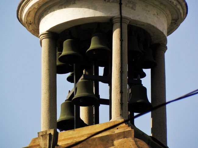 まぁだかな<br /><br />あれならしてくんないかな<br /><br />守衛のおっちゃんずっとこっちみてるがな<br /><br />はいはい、おいらもはいりますぅ<br /><br />おぉ！わんちゃんの服売ってるがな、かぁわい♪<br /><br />店内写真禁止やし残念<br /><br />こたチンのおみやげＧｅｔ！<br /><br />っでもう１００枚越え<br /><br />☆?につづきます