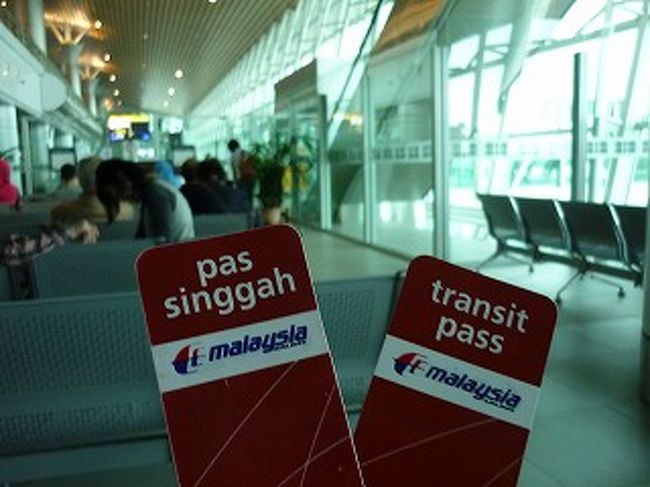 経由地でロビーに出た人に渡されるトランジットカード。昔ヨーロッパを旅した時あまりのかっこいいデザインに職員の人に「記念に一枚くれないか」と言ったのですが・・・駄目だって。そりゃそうだわ、セキュリテイの問題やらいろいろありますもの。臆面もなくそんなこと言ったのは”若気の至り”でしょうか。