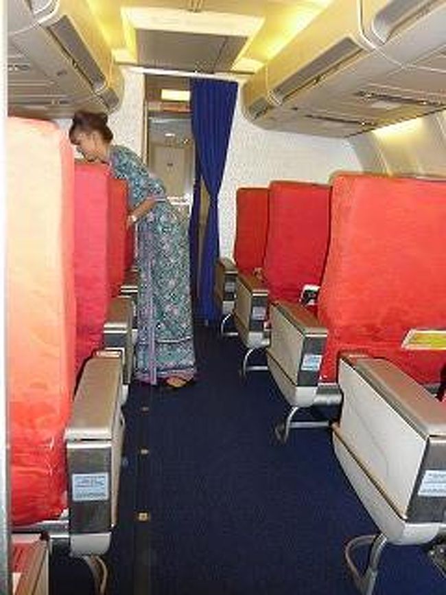 クアラルンプール−ペナン間の機内。ＣＡさんマレーシアの民族衣装です。