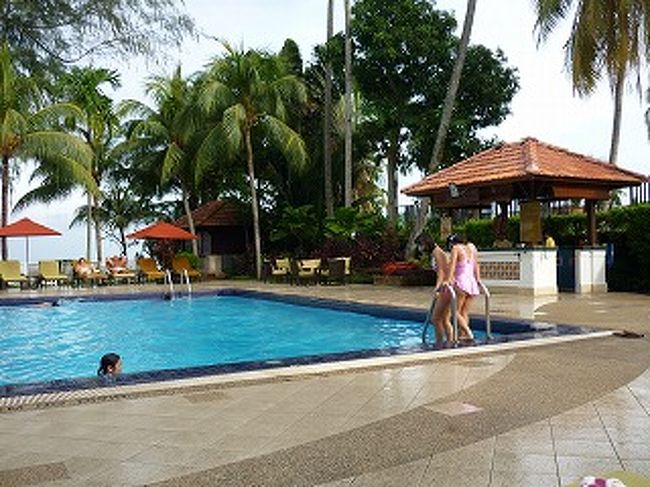 さっそくプールに。