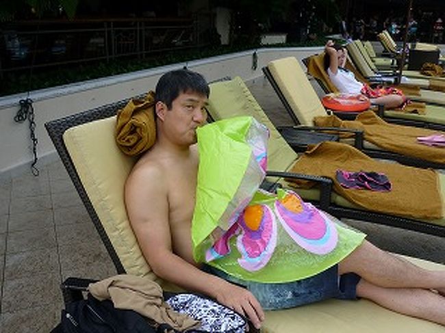 毎度おなじみ浮き輪の膨らませ役はワタクシ。<br />日本みたいにエアコンプレッサーのサービスはないです、あんまり海外ではみませんねー。