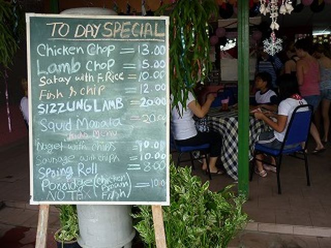 ホテルの前の店で昼食、なかなか注文品がでてこない、たかが昼飯に1時間半以上かかった・・・