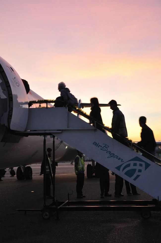 早朝、朝焼けの中ヤンゴン・ミンガラドン国際空港からバガンへ向かいます。<br />エァー・バガンは機材も新しく、機内朝食の食器もびっくりするほどきれいでした。