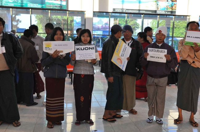 バガンまではわずか一時間弱のフライト。<br />着陸態勢に入ると窓からすでにおびただしい数の仏塔がボコボコと見えます。<br />歩いて到着ロビーへ着き、入境料を支払うと、お出迎えの人々が待っています。<br />おっと、預けた荷物を忘れてた・・・。<br />通路の脇にポツンと置いてありました。あぶない、あぶない・・・