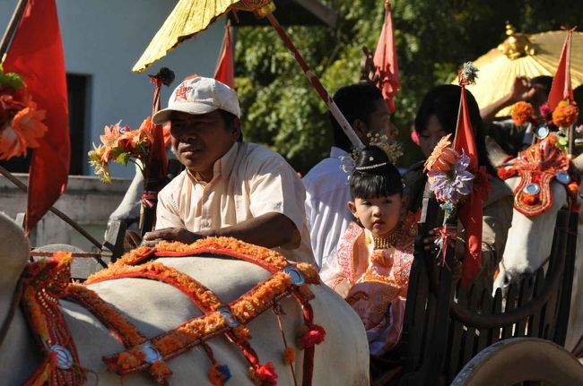 さっそく観光を始めます。途中着飾った子供たちのパレードが延々と・・・