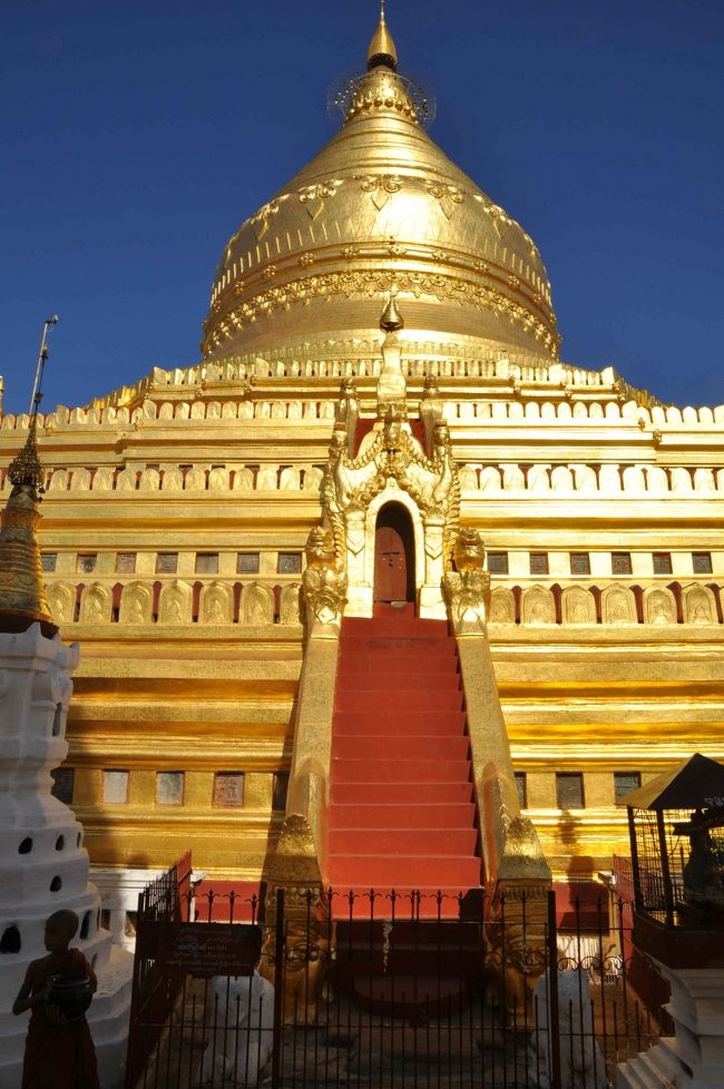 バガンを代表する美しい寺院の一つ、シュエズィーゴォン・パヤー