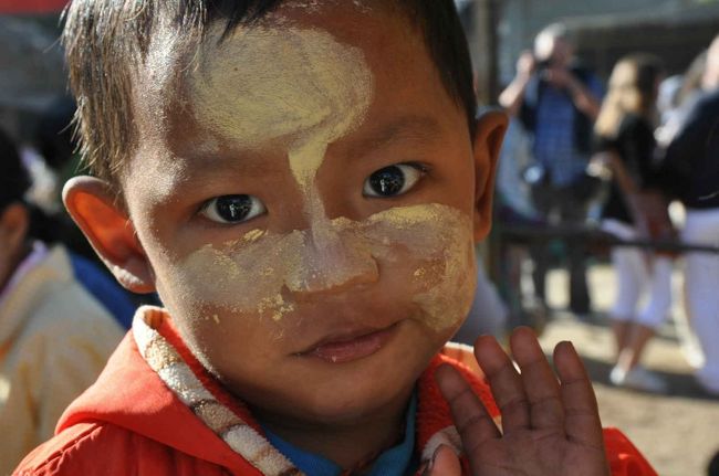 女性や子供たちが顔に塗っているのは、「タナカ」という日焼け止めです。<br />私も時々塗ってもらっていましたが、一般的に男性は塗らないようです。