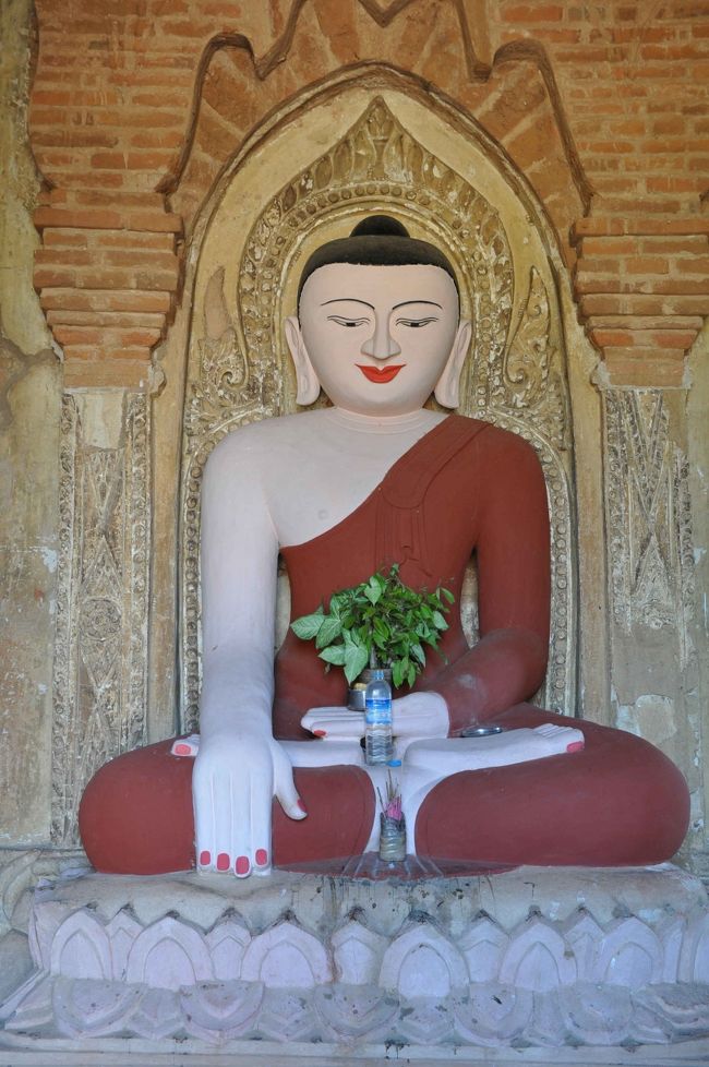 さまざまな形状・色彩の仏像。