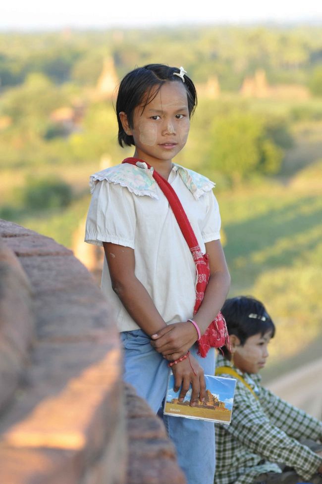 さて、一日の終わりのセレモニー、サンセットです。<br />バガンの子供も「サンセット」は大好きです。<br />商売そっちのけで一緒に座って見物します。<br />