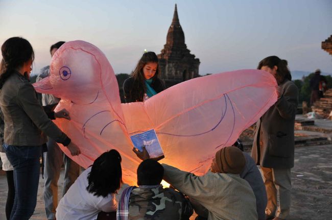 ・・彼らは、風船を飛ばしていたのでした。<br />このあと、熱気球の原理で鳥風船は天高く・・・