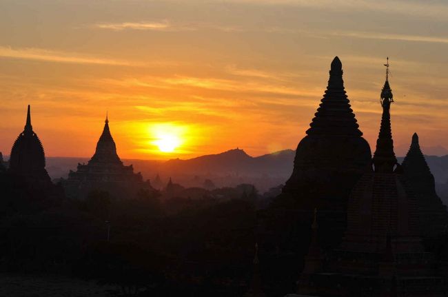 そしてやっぱり、壮厳な朝陽。<br />今朝は平らな屋根をした遺跡の、屋上に登って見ました。<br />３６０℃のパノラマ。そして、他には誰もいません。