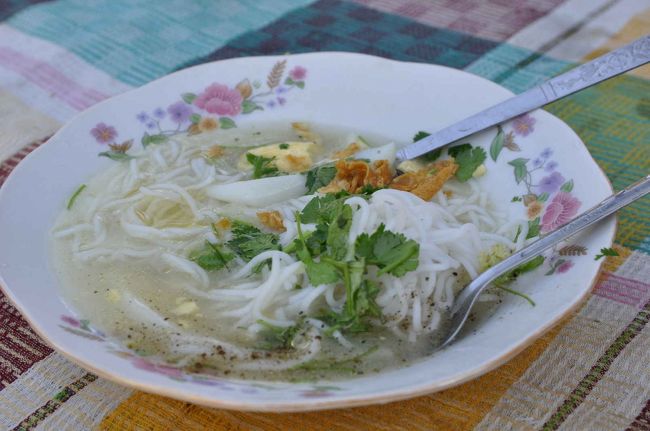 朝食は、ミィンカバー村でモヒンガーを。<br />このモヒンガーはあっさりスープでスルスルといけます。<br />他にも、ちょっと臭い調味料を使ったものや、揚げパンや揚げ豆腐のどっさり入ったものなど、バラエティ豊かで面白い。