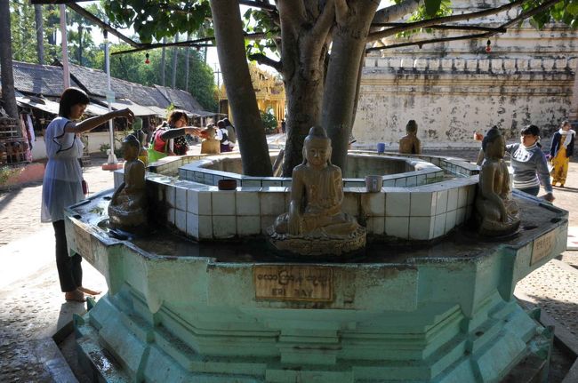 自分の生まれ曜日の仏像に水を掛けてお参りします。