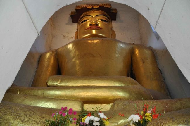 マヌーハ寺院の「窮屈な」仏像