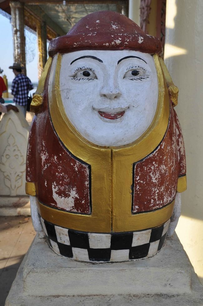 ひょうきんな「お守り像」