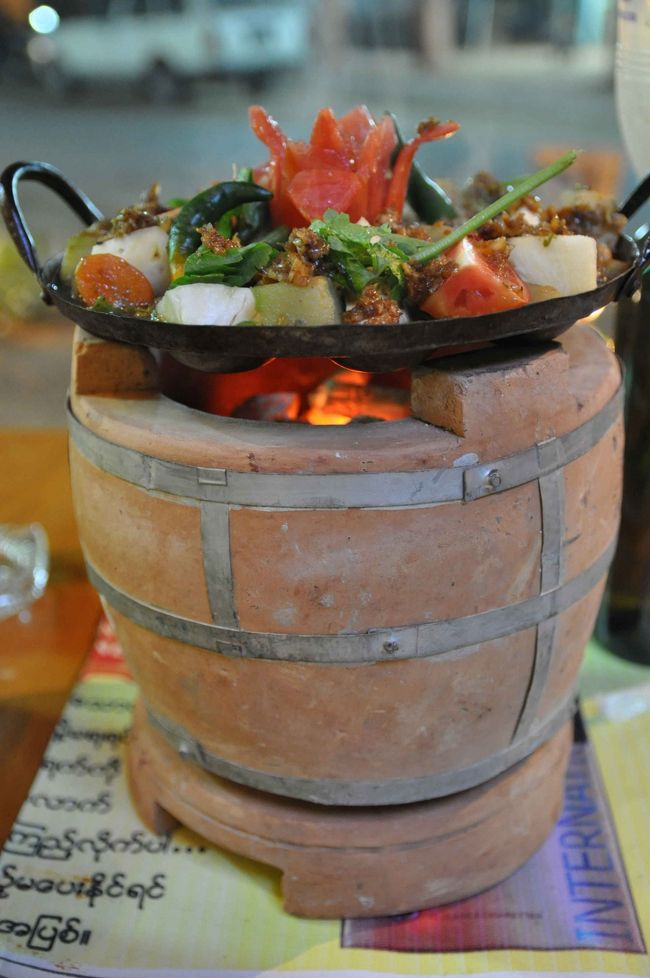 頼んだＢＢＱはへんてこなものでした。<br />「炭火焼きの鉄板鍋」とでも称しましょう。<br />鳥・豚肉の他に、トマトやパイナップルやナッツまで入っています。