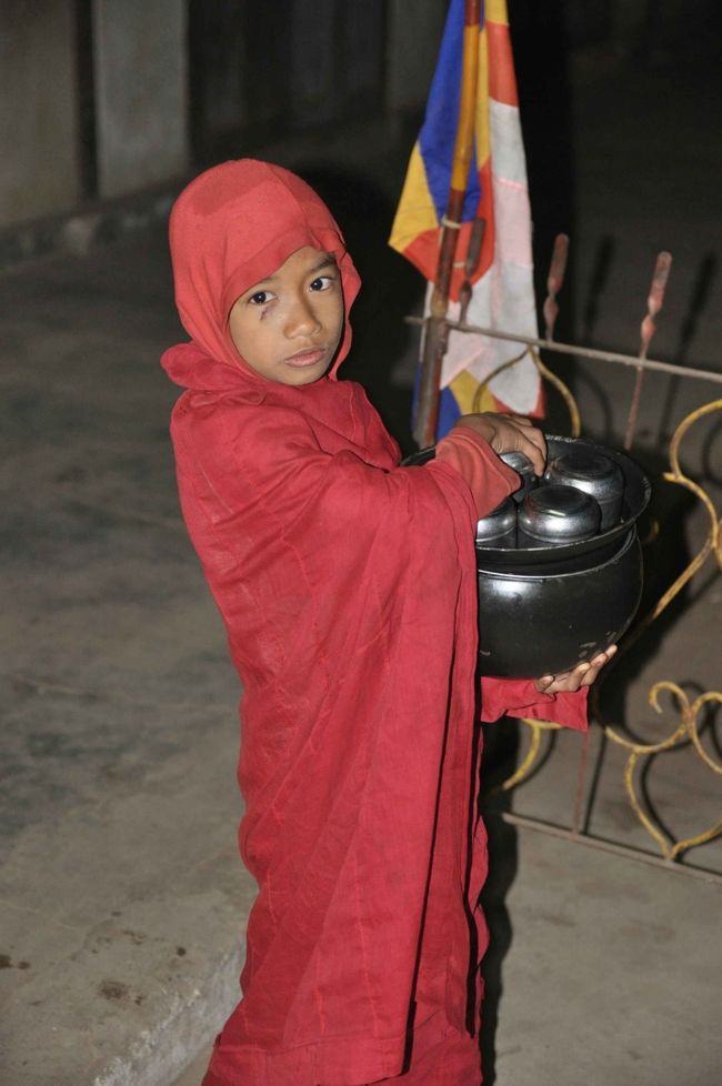 翌朝もサンライズを目指します。<br />近くの市場に、托鉢する子供の僧侶が大勢います。