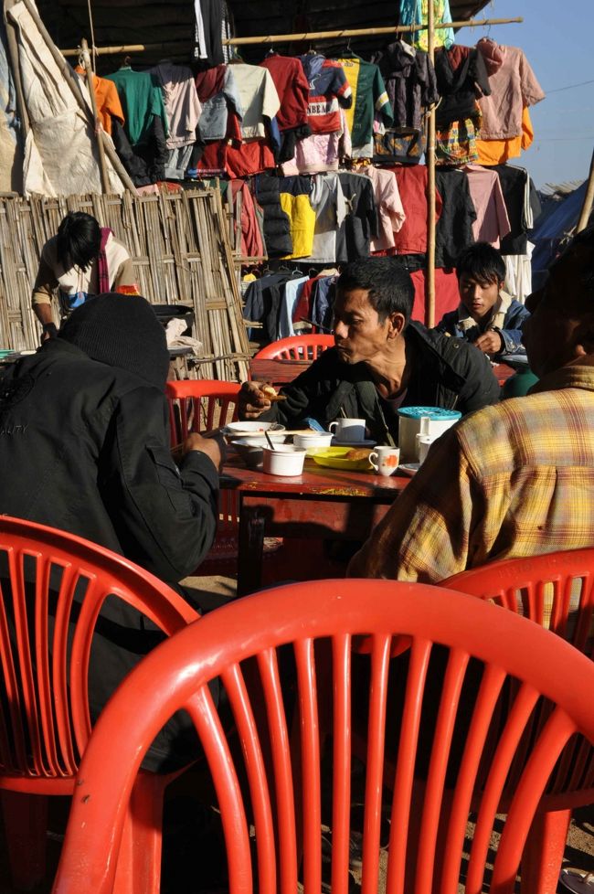 近くの小さな市場で、朝食と・・・