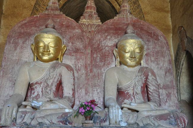 珍しい二つ仲良く並んだ仏像。