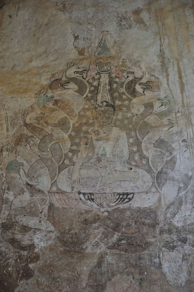 すばらしい壁画もところどころあります。