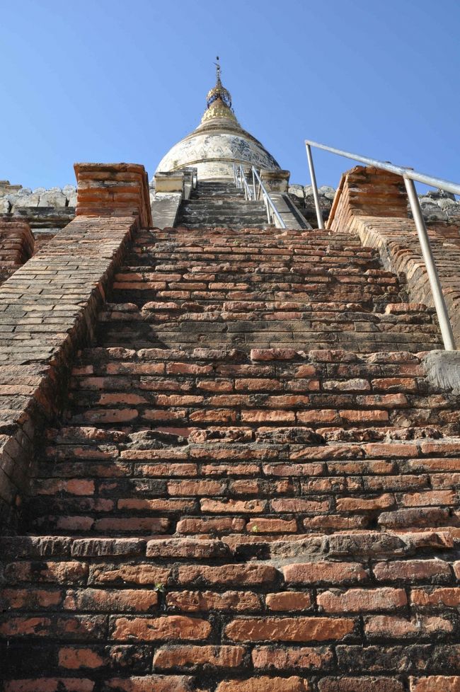 朝・夕陽のスポットで有名な、シュエサンドー・パヤー。<br />朝夕はとっても混み合います。