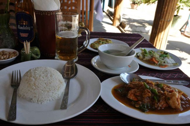 その前に、遅いお昼ご飯。<br />メインは大きなイラワジ川産海老が入ったカレー。<br />ほかのミヤンマー・カレーに比べて、油っぽくない。