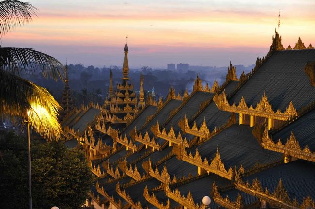 いきなりミヤンマー第一の大都市、旧首都ヤンゴン。<br />そしてミヤンマー国民憧れの聖地、シュエダゴン・パヤー。<br />