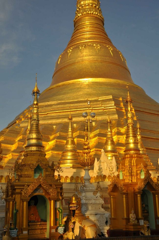 豪華絢爛、金ぴかの巨大仏塔。