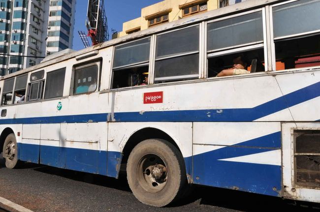 ヤンゴンの交通事情。<br />何十年も前に日本で活躍した車の終焉の場？