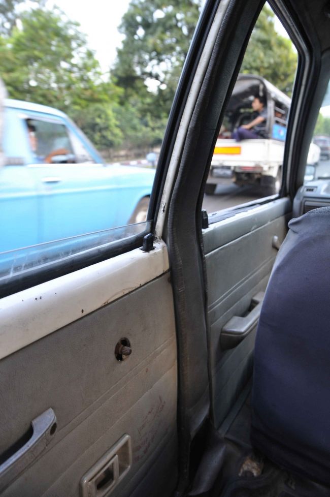 この窓はどうやって閉めるんだろうか？