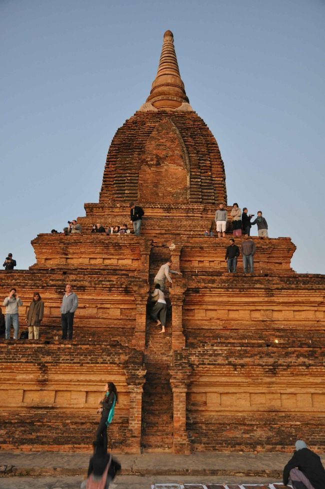 あっという間に、翌日朝になりました。<br />暗いうちから出発して、今度はサンライズを拝みます。<br />イタリアからの団体が騒がしい・・・