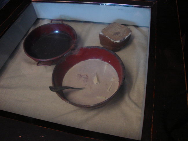 第6ブロック内：囚人の食事<br /><br />囚人の一日の食事量は、1,300〜1,700カロリーに過ぎなかった。朝食として500ccのコーヒーと呼ばれた液体、昼食として1リットルの殆ど水のような腐った野菜で作られたスープしかもらえなかった。夕食は300〜350グラムの黒パン、31グラムのマーガリンと薬草の飲み物だった。重労働と上によって、体は完全に衰弱した。囚人たちは栄養失調になり最後は死だった。