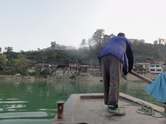 　少し早く着きすぎたので、さらに街を散策します。その古い集落の少し先から対岸に渡る渡し舟(写真)が出ています。その船(1元?)に乗って対岸に行ってみると..対岸には小さな集落と小学校があるだけでした。何しろ何もない田舎なので、これも立派な観光です。
