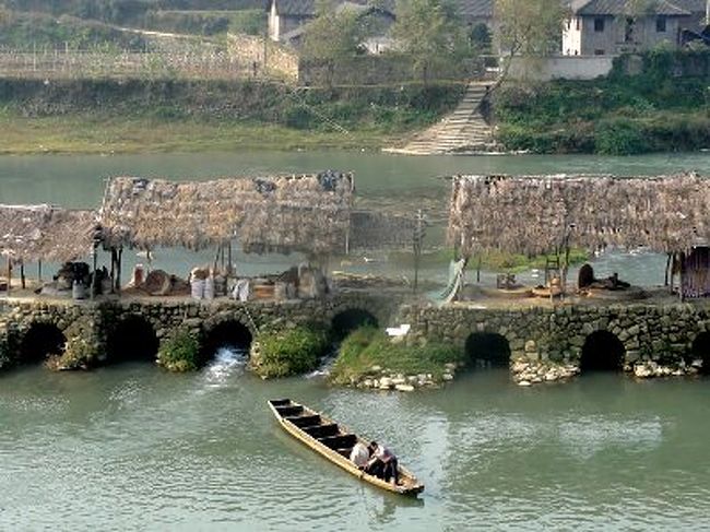 　バスを降りた道路まで戻る途中、気になるものを見つけました。川の真ん中にある作業小屋(写真)です。どうも川の水位差を利用した水車で穀物を製粉しているようです。そこで作業している男性が、たまたま道路に粉袋を運び出しにきたので、ついでに乗せてもらいます(10元=120円)。川の水位が低い時間帯だと、川を横切っている堤防のような場所を伝っても、小屋まで行けそうです。
