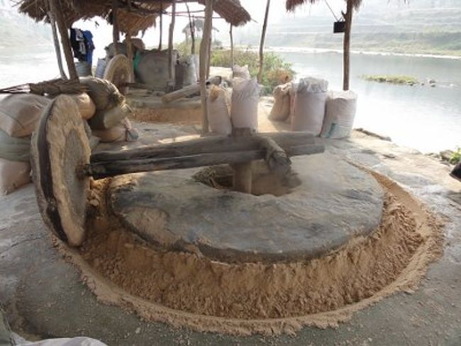 　川の中の小島に上陸。製粉の設備は10基ほどありますが、稼動しているのは3基だけ。石臼がゴロゴロ転がりながら小麦らしきものをつぶします。車輪が通過する度に粉が軌道からはみ出るため、それをホウキで中に戻すのが男性の仕事です。