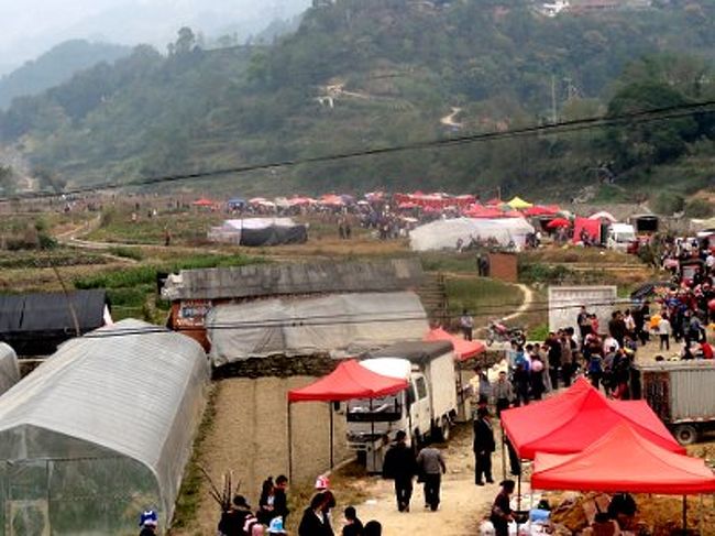 [芦笙会＠重安]<br /><br />　さて、そろそろ芦笙会の会場に向かうことにします。人が集まるのは午後過ぎからということなので、１時ごろに出発します。場所はバスで来た道路を15分ほど戻った先にある川辺の休耕地で、町から少し離れています。会場に到着すると、想像してたよりはるかにショボイ(写真)。出店は沢山出ていますが、民族衣装を来た人がほとんどいません。会場に遊びに来た女性グループや母子が何人か着ている程度です。