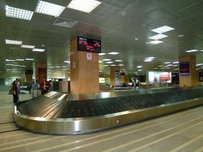 ルクソール空港のバゲッジクレーム。<br />札幌で預けたスーツケースが無事にでてきて安心した。