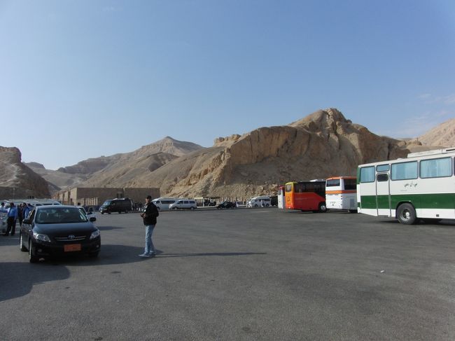 朝５：００に空港に着いてから、<br />ホテルに寄ってスーツケースを預けて西岸の“王家の谷”観光へ。<br />入り口で、カメラは預けなくてはいけなく中の写真は撮る事はできないようになっている。<br />