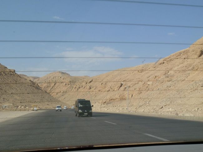 “王家の谷”は歴代の王が全部で６０以上発見されているが<br />公開されているのは十数か所で、ツタンカーメンの墓以外は盗掘されている。<br />入場券はツタンカーメンの墓を除く３ヶ所で８０ＬＥ（約１５００円）。<br />ツタンカーメンの墓は、別料金で１００ＬＥ（約１９００円）。