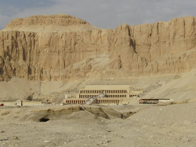 “王家の谷”の後、ハトシェプスト女王葬祭殿観光。<br />駐車場から神殿までは、結構遠くて１ＬＥでトラムというバスで行った。