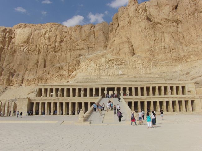 切り立った崖をほって建立して、<br />巨大なテラスが３段あるのが特徴。