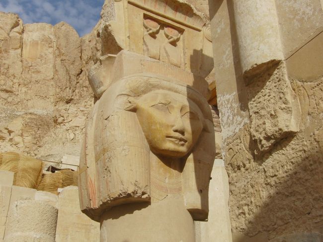 ハトシェプスト女王葬祭殿左にある<br />ハトホル女神礼拝所列柱室。