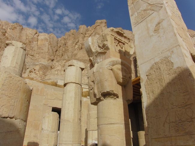 ハトシェプスト女王葬祭殿左にある<br />ハトホル女神礼拝所列柱室。