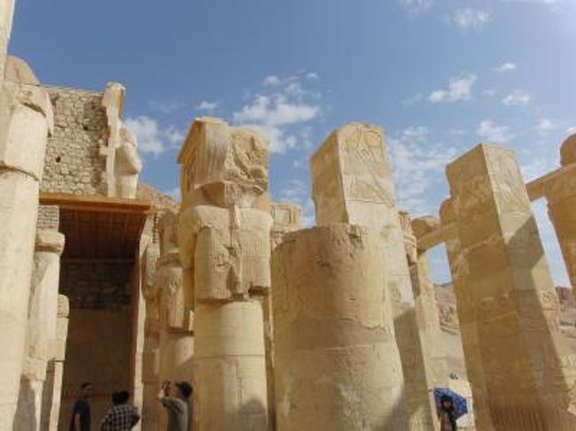 ハトシェプスト女王葬祭殿左にある<br />ハトホル女神礼拝所列柱室。