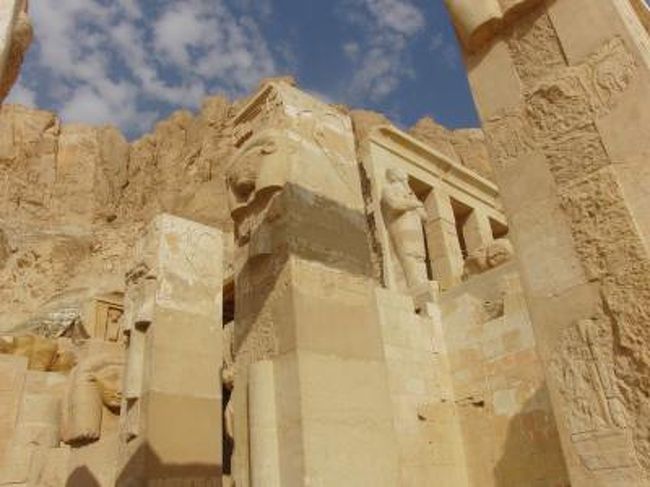 ハトシェプスト女王葬祭殿左にある<br />ハトホル女神礼拝所列柱室。