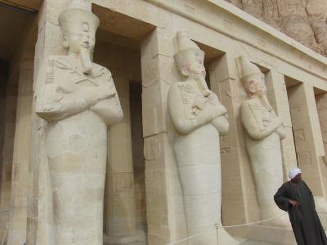 ハトシェプスト女王葬祭殿右側の<br />第２列柱室。<br />